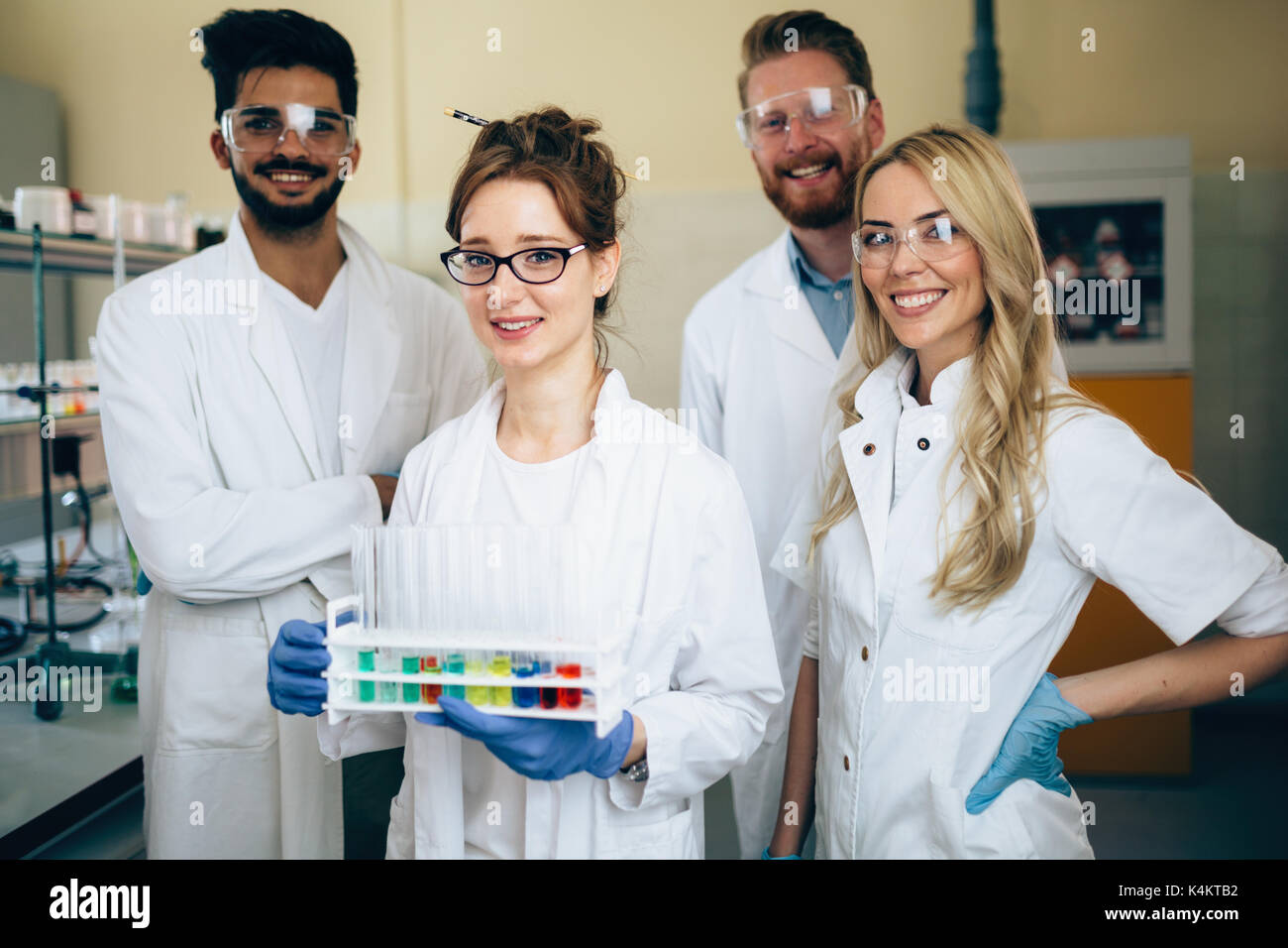 Un gruppo di giovani scienziati di successo in posa per la fotocamera Foto Stock