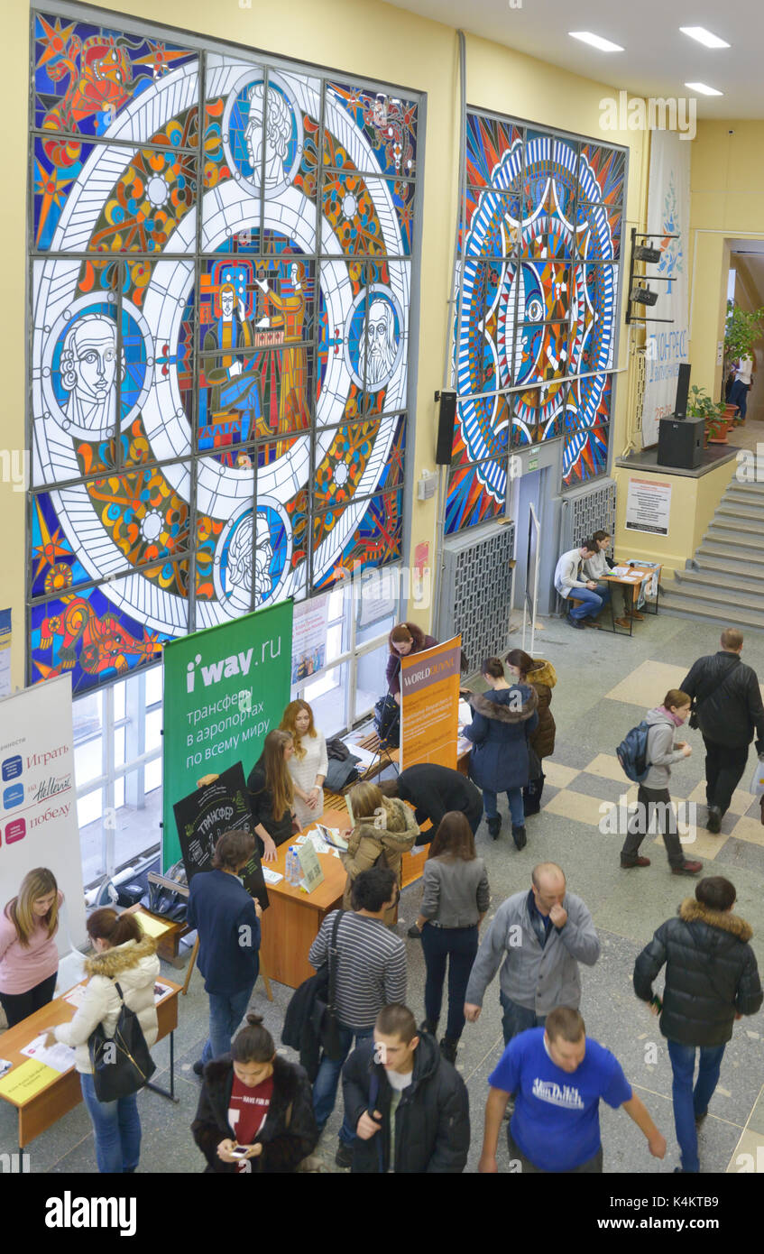 Novosibirsk, Russia - 14 Novembre 2014: gli studenti di Novosibirsk state university di ottenere informazioni circa i lavori. La fiera del lavoro è stato organizzato dal NS Foto Stock