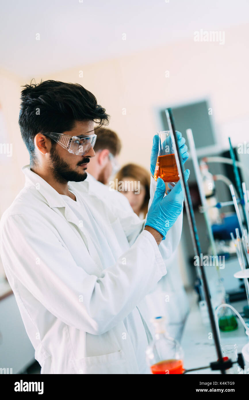 Bello studente di chimica lavora con sostanze chimiche Foto Stock