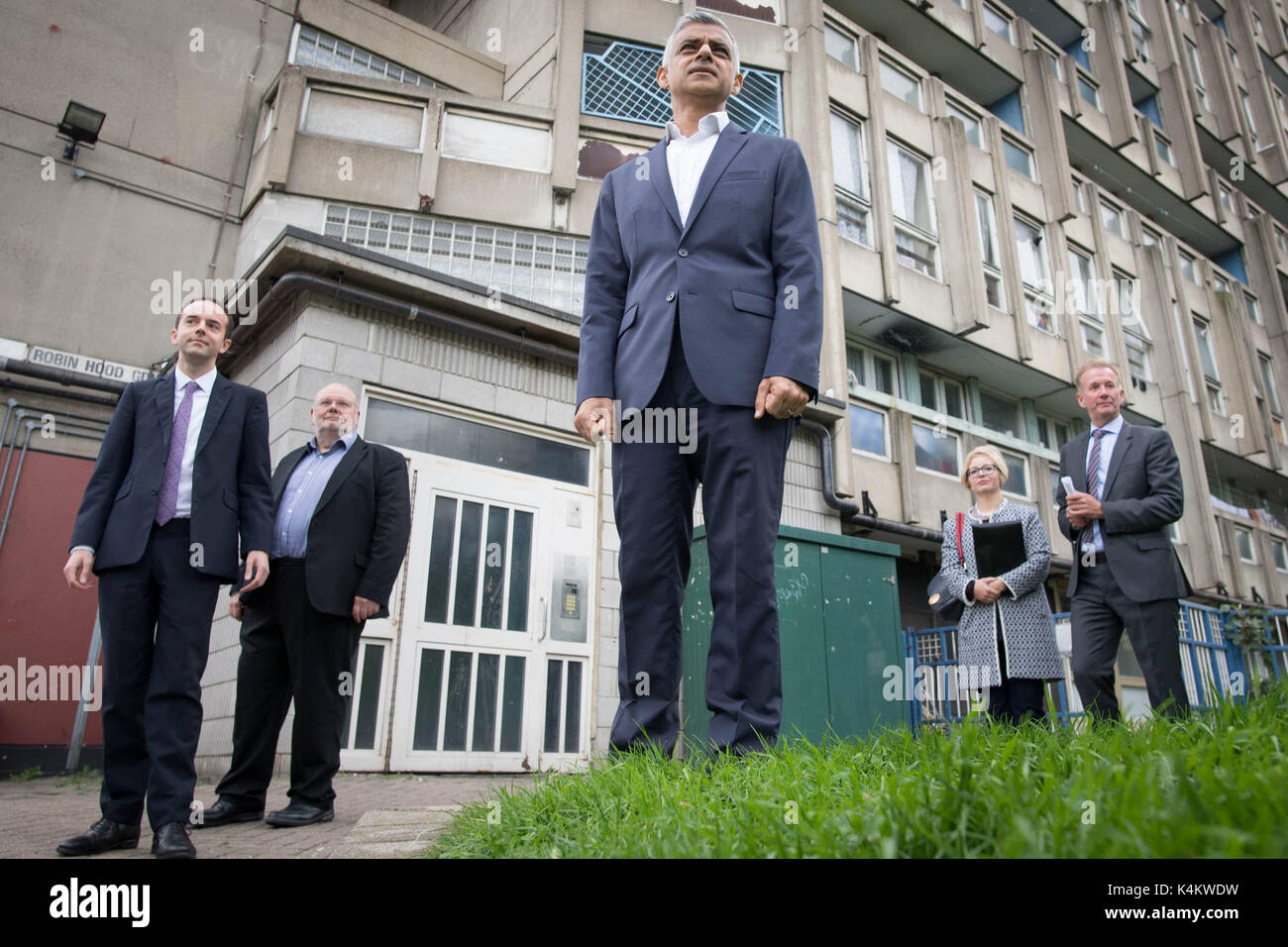 Il sindaco di Londra Sadiq Khan visita l'ex Robin Hood Garden Estate a Londra est, dove ha visto il &Acirc;£300 milioni di rigenerazione che sta trasformando in 1,575 nuove case, 679 delle quali saranno accessibili, quando lancia la sua Londra Housing Strategy. Foto Stock
