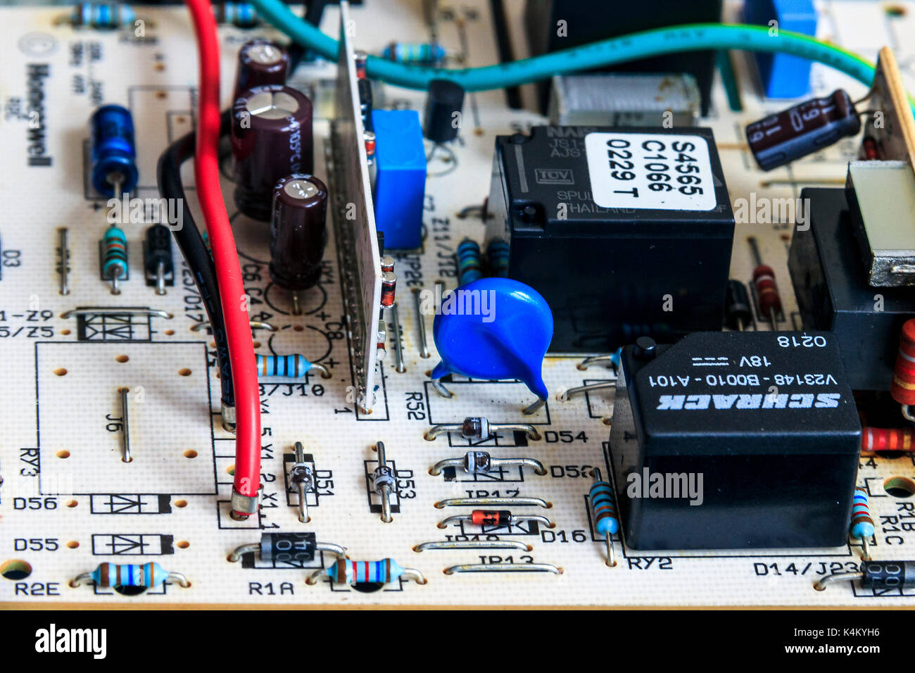 Close-up di componenti elettronici e fili su una scheda a circuito stampato Foto Stock
