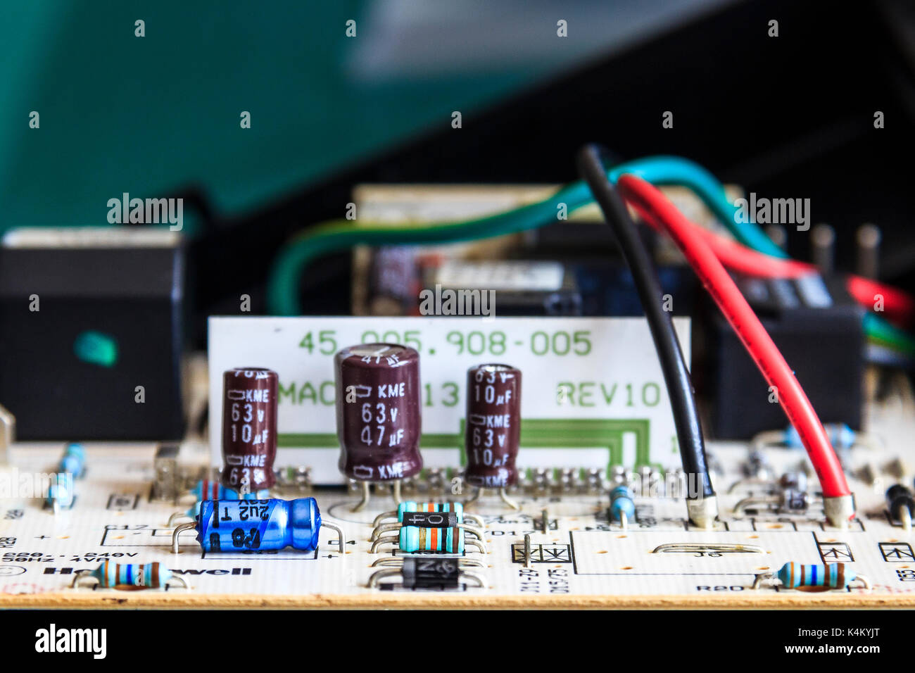 Close-up di componenti elettronici e fili su una scheda a circuito stampato Foto Stock