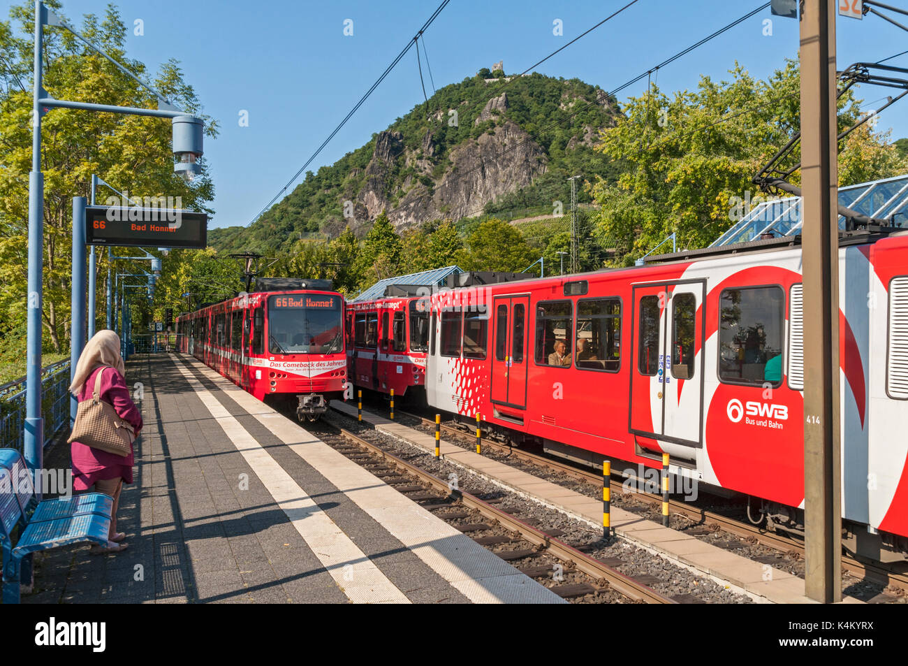 Tram a Rhöndorf vicino a Bonn con la collina Drachenfels in background, NRW, Germania. Foto Stock