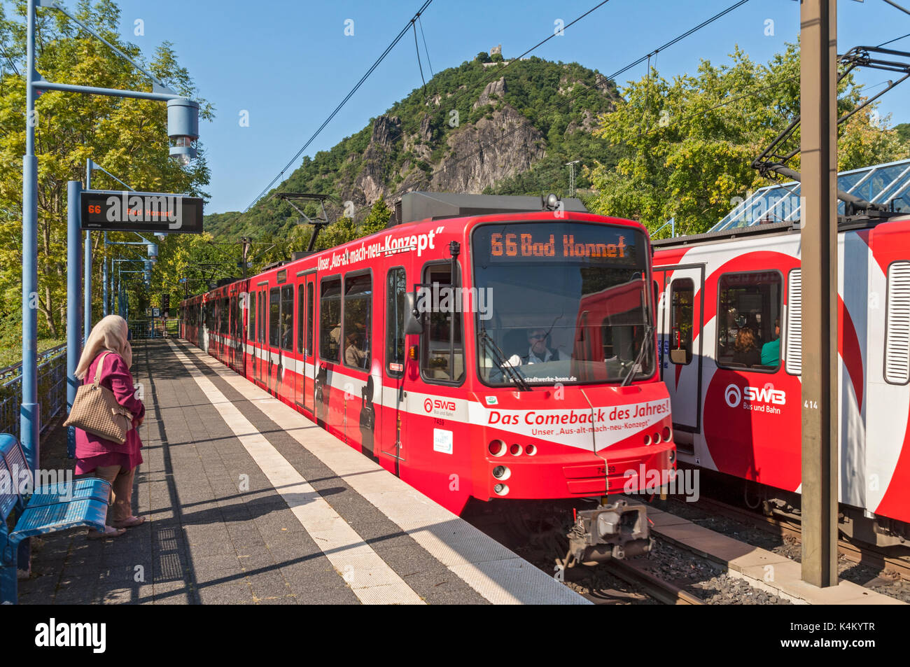 Tram a Rhöndorf vicino a Bonn con la collina Drachenfels in background, NRW, Germania. Foto Stock
