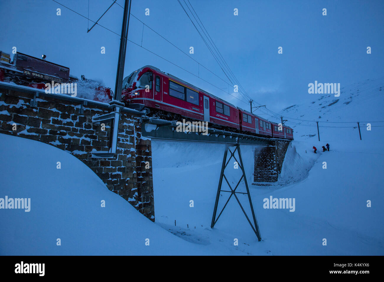 Bernina Express al Passo Bernina del Cantone dei Grigioni Svizzera Europa Foto Stock
