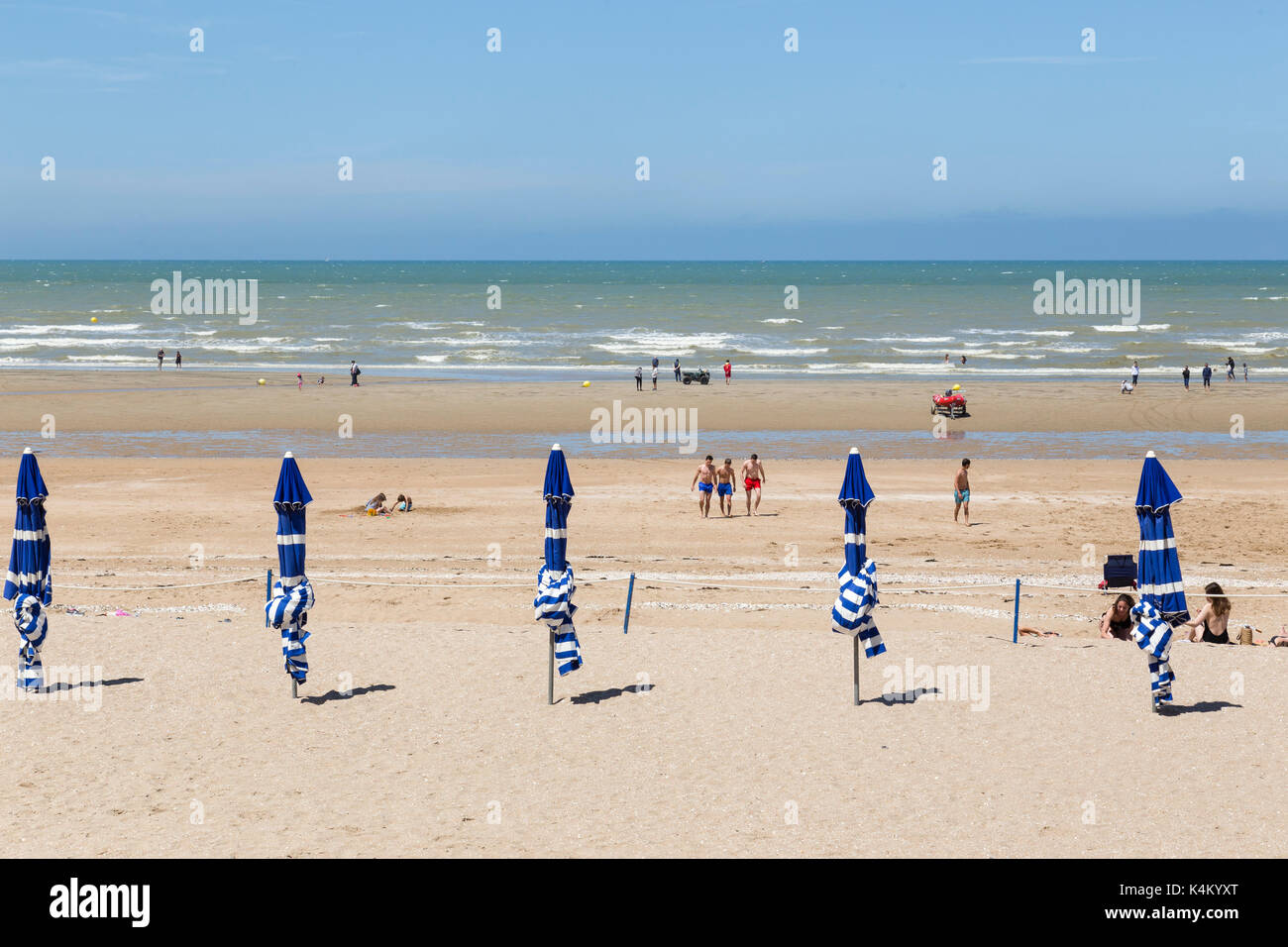 Francia, Calvados (14), Cabourg, la plage et les Parasols du Grand Hôtel // Francia, Calvados, Cabourg, la spiaggia e gli ombrelloni del Grand Hotel Foto Stock