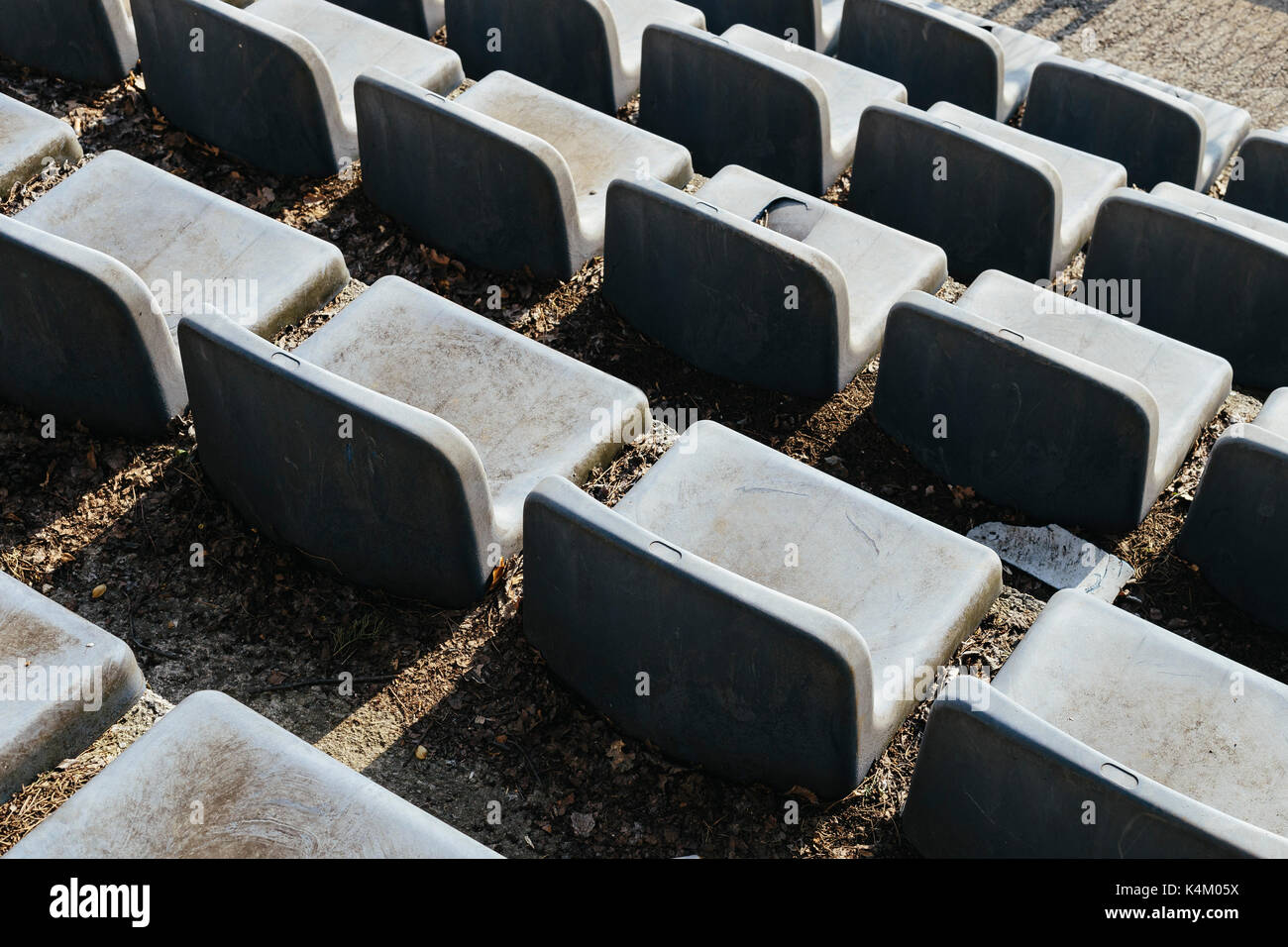 Vecchia scuola terrazze e posti a sedere su uno stadio di calcio Foto Stock