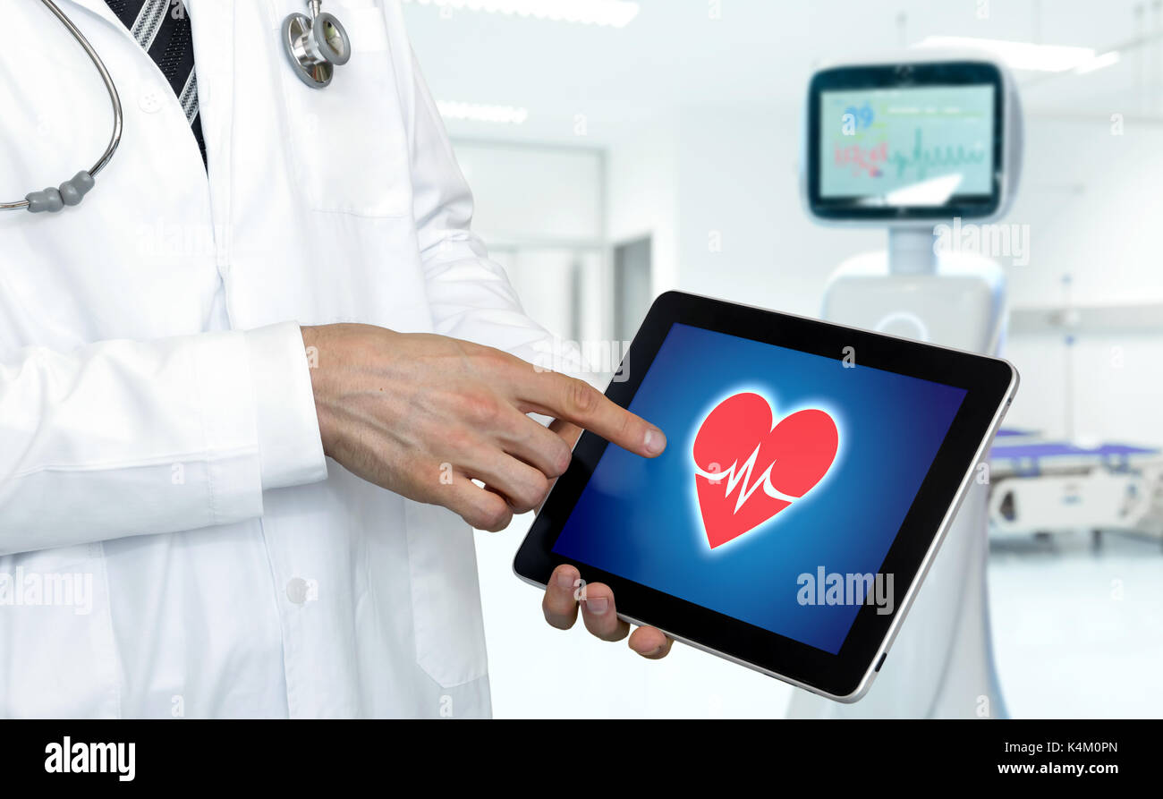 Smart health care hospital e robotico advisor service concetto tecnologico. Punto medico dito per tablet con cuore rosso schermata grafica. Foto Stock