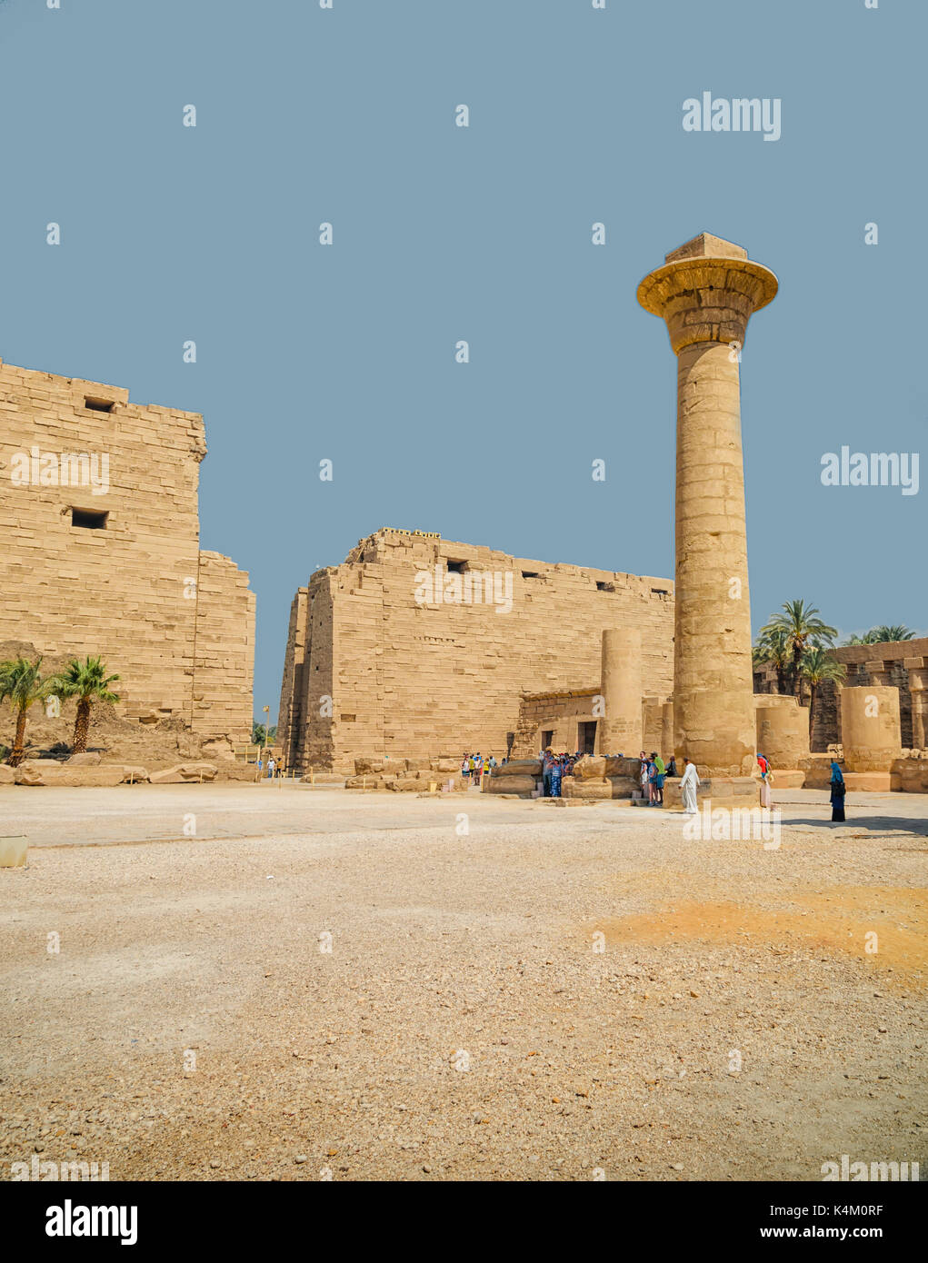 A LUXOR EGITTO - Apr 08: turisti non identificato a Luxor su 08 Apr 2015, Egitto. Questo è stato il più grande complesso tempio di Amon-Ra Dio nella Antica Tebe città Foto Stock
