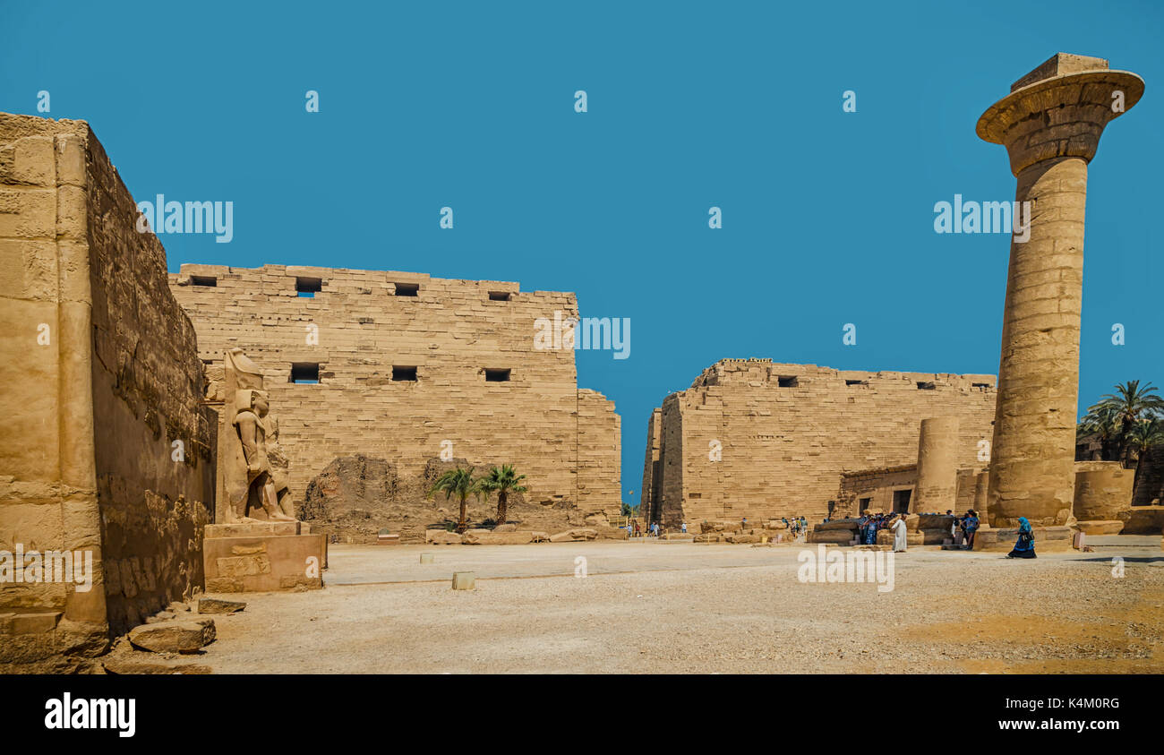 A LUXOR EGITTO - Apr 08: turisti non identificato a Luxor su 08 Apr 2015, Egitto. Questo è stato il più grande complesso tempio di Amon-Ra Dio nella Antica Tebe città Foto Stock