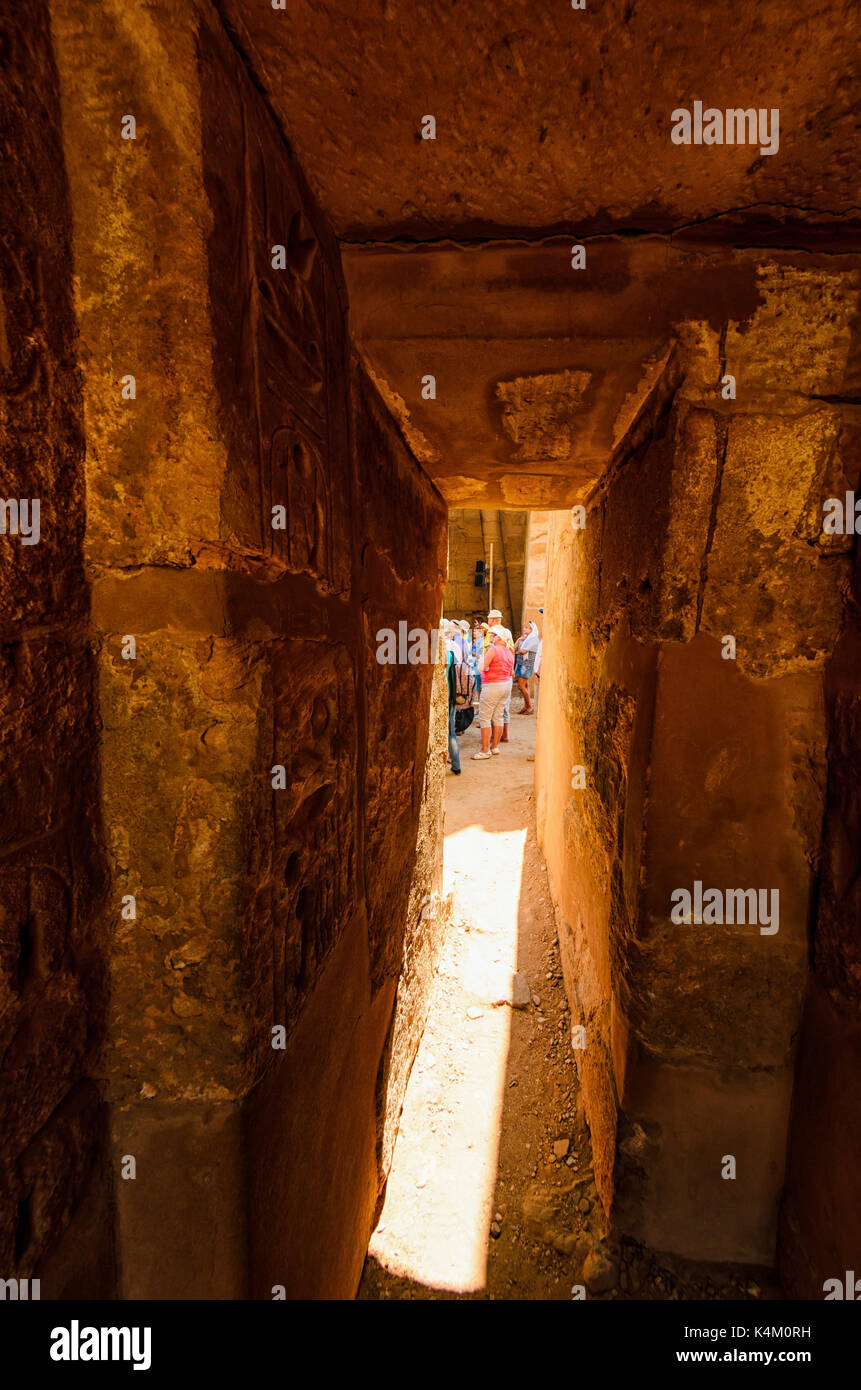 A LUXOR EGITTO - Apr 08: turisti non identificato a Luxor su 08 Apr 2015, Egitto. Questo è stato il più grande complesso tempio di Amon-Ra Dio nella Antica Tebe città Foto Stock