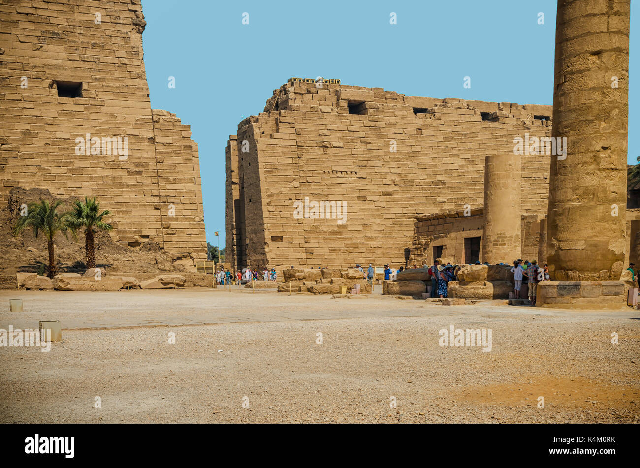 A LUXOR EGITTO - Apr 08: turisti non identificato a Luxor su 08 Apr 2015, Egitto. Questo è stato il più grande complesso tempio di Amon-Ra Dio nella Antica Tebe città Foto Stock
