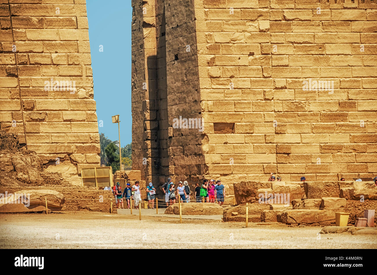 A LUXOR EGITTO - Apr 08: turisti non identificato a Luxor su 08 Apr 2015, Egitto. Questo è stato il più grande complesso tempio di Amon-Ra Dio nella Antica Tebe città Foto Stock