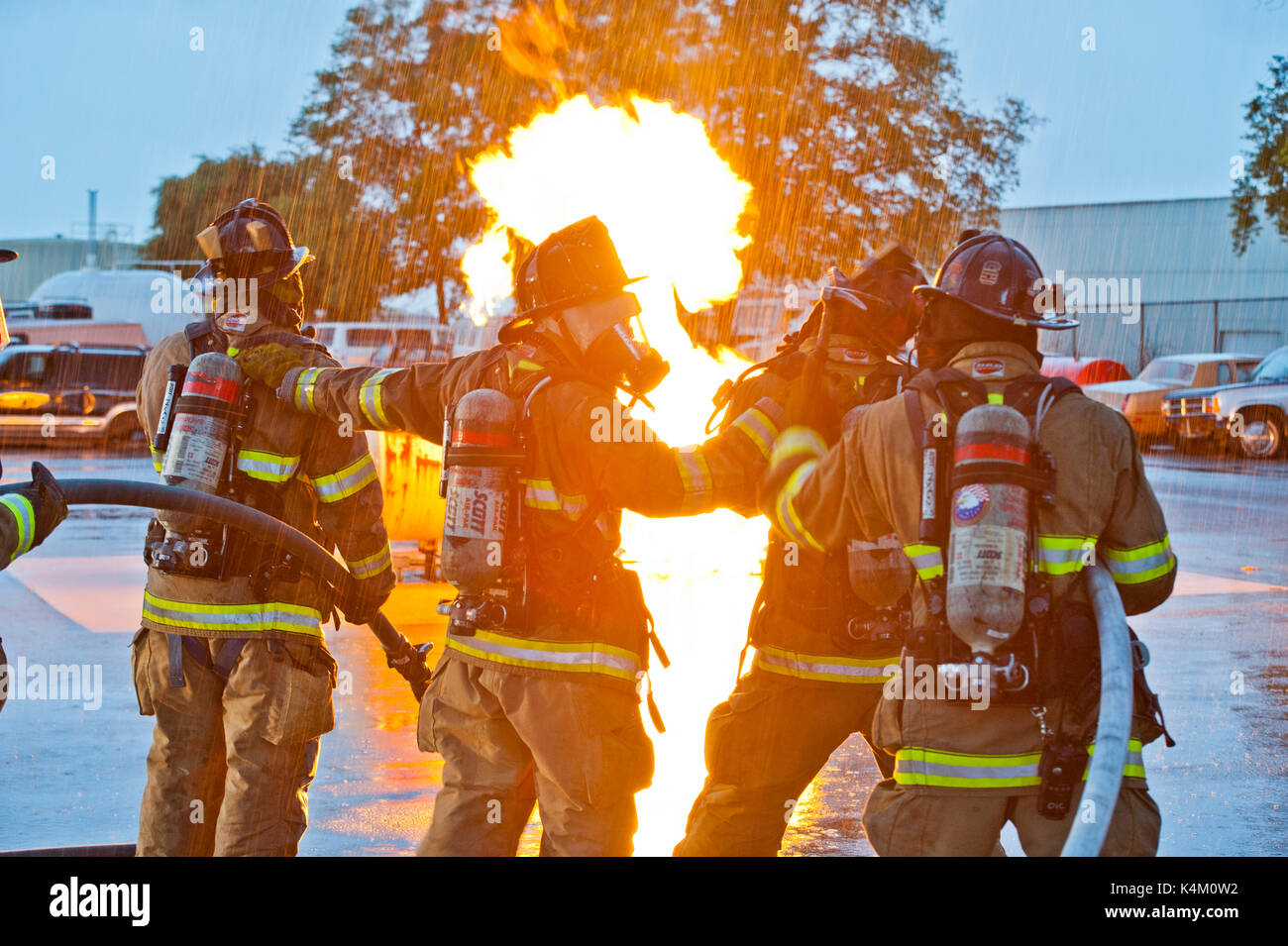 I VIGILI DEL FUOCO DI FORMAZIONE con tubo flessibile per acqua a mettere fuori gli incendi del serbatoio, LANCASTER PENNSYLVANIA Foto Stock