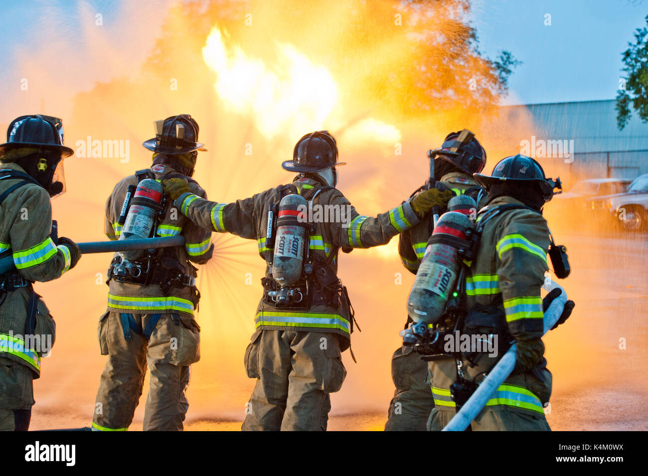 I VIGILI DEL FUOCO DI FORMAZIONE con tubo flessibile per acqua a mettere fuori gli incendi del serbatoio, LANCASTER PENNSYLVANIA Foto Stock