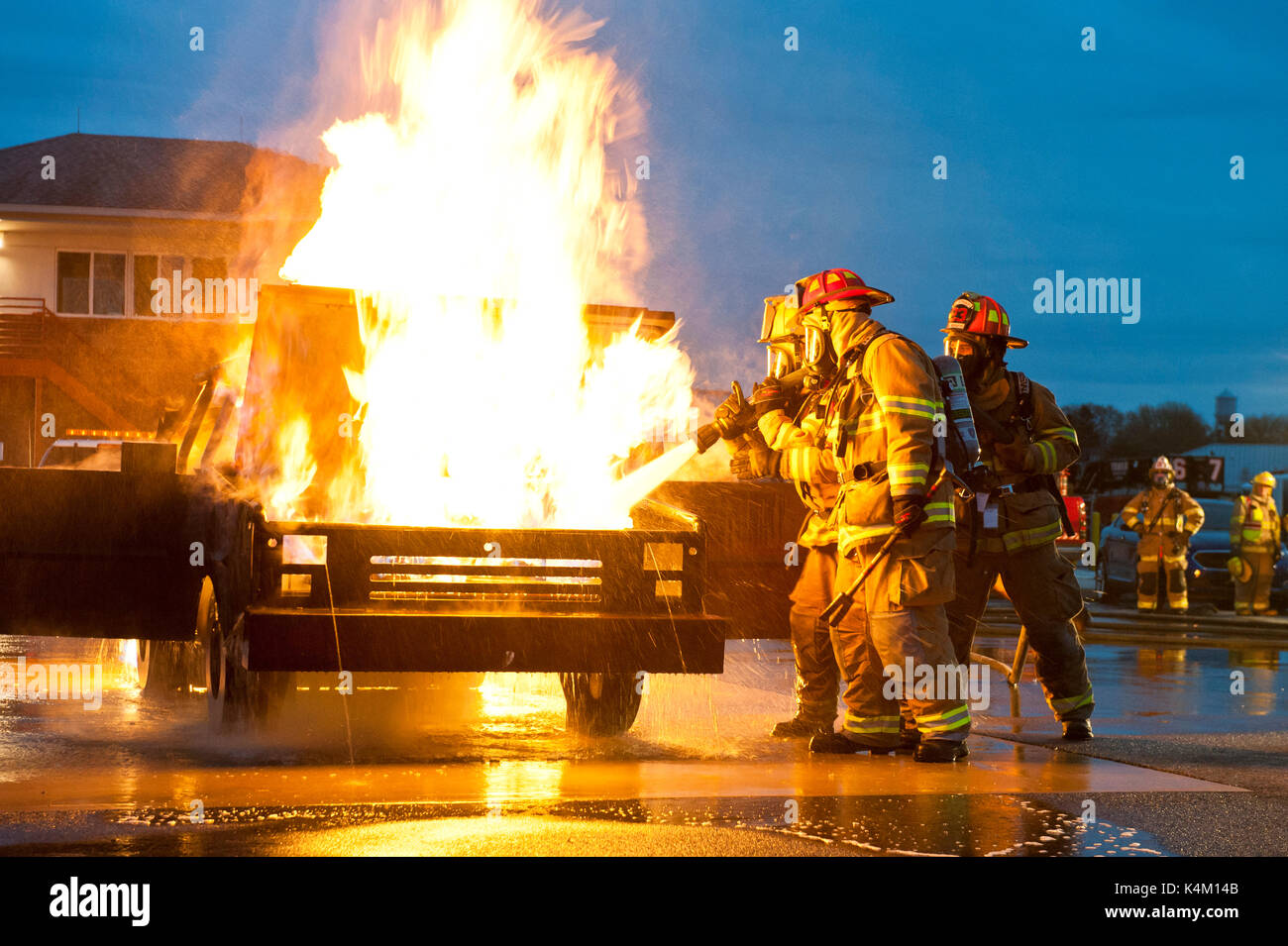 I vigili del fuoco di formazione con tubo flessibile per acqua a mettere fuori auto incendi, lancaster pennsylvania Foto Stock