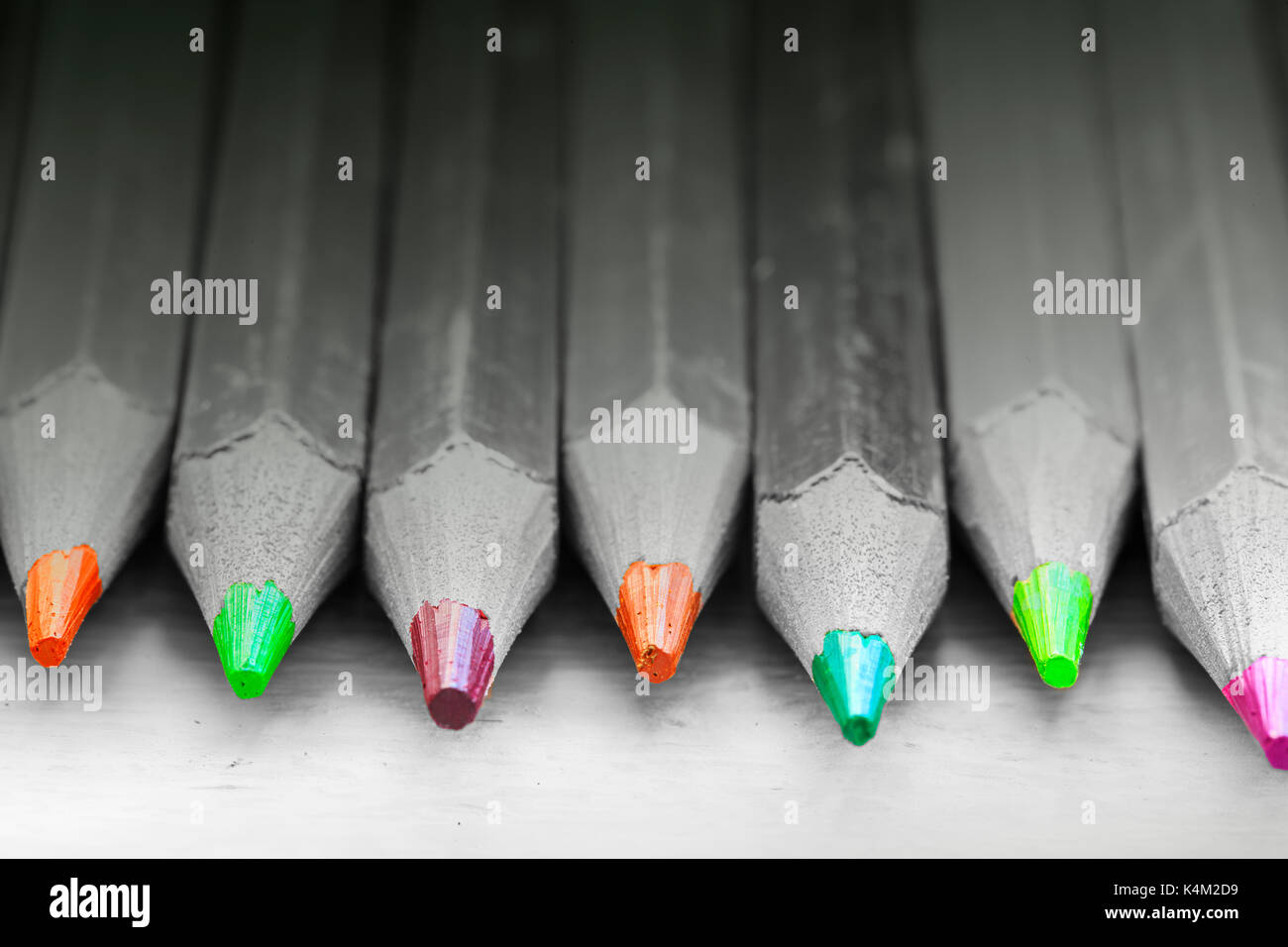 Gruppo di matite a colori in bianco e nero Foto Stock