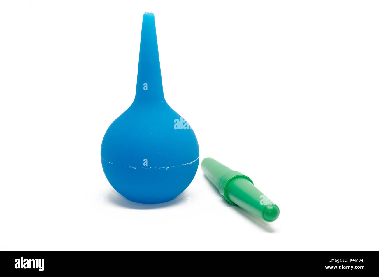 Clistere blu e verde dropper isolati su sfondo bianco. Foto Stock