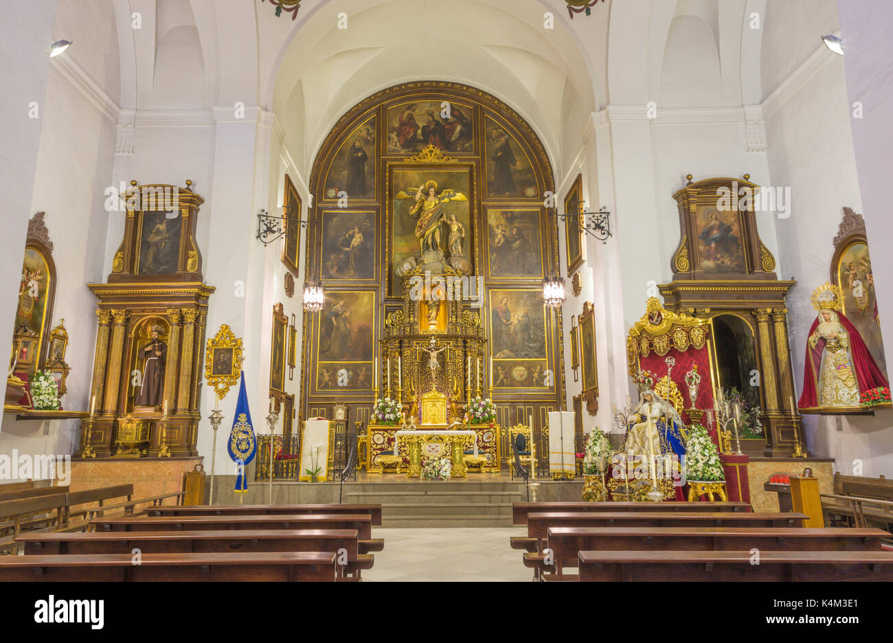 Cordoba, Spagna - 27 maggio 2015: la navata della chiesa convento de Capuchinos (iglesia santo anchel). Foto Stock