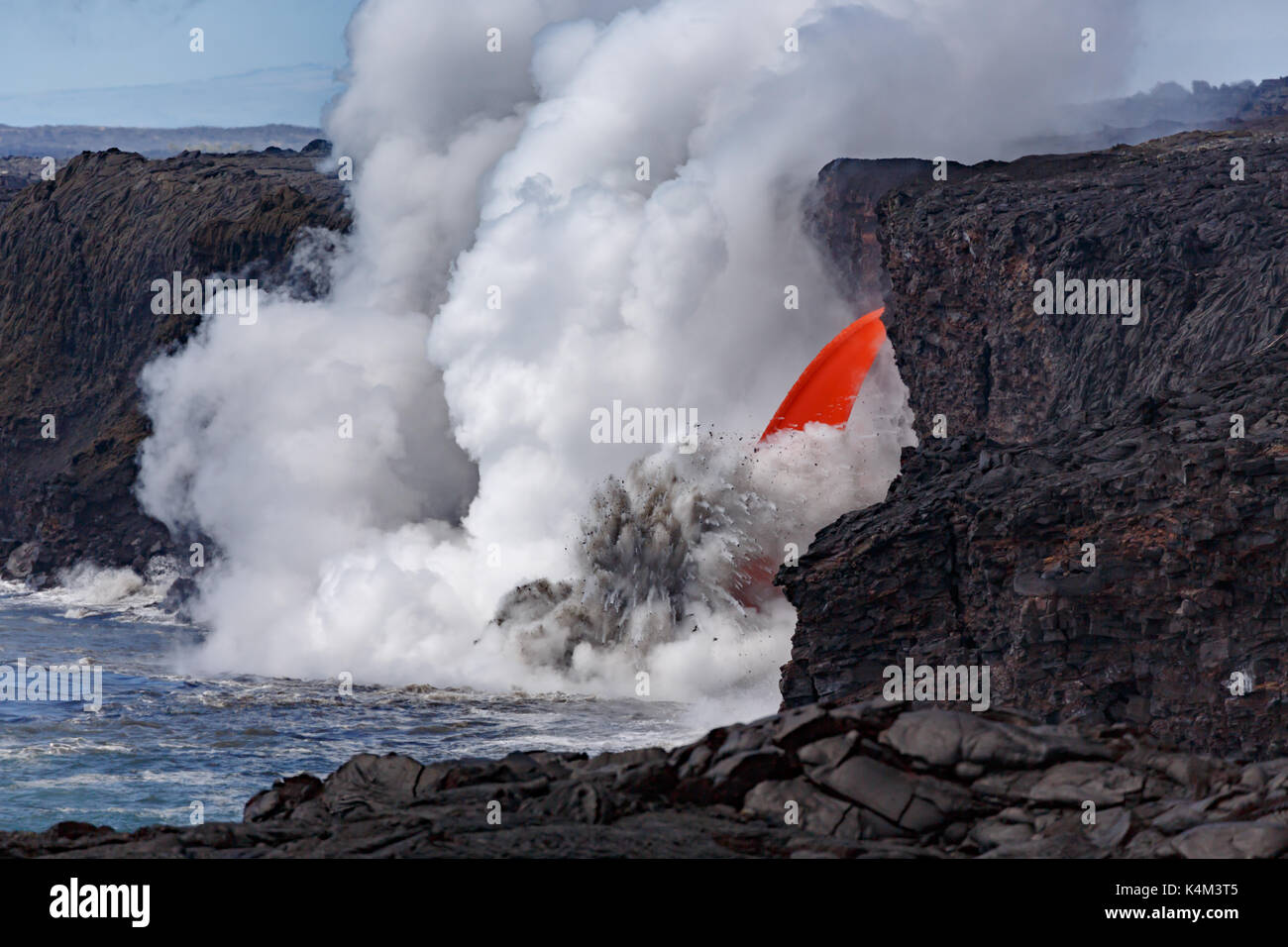 Vista ingrandita del rosso di lava fusa di un vulcano attivo da una cima in hawaii national park scorre come un tubo antincendio la conseguente esplosione o Foto Stock