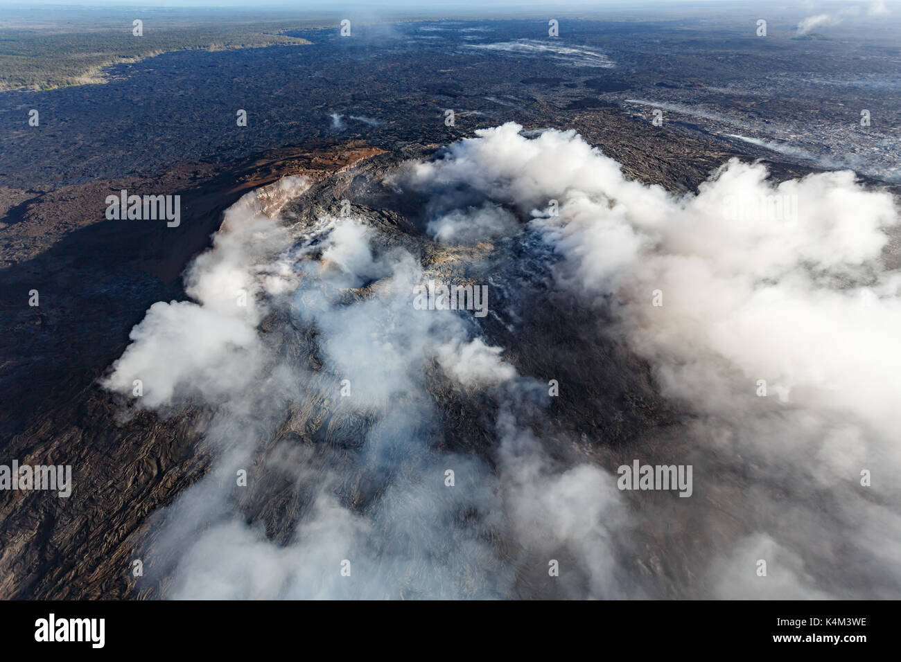 Fumatori caldera attiva di un vulcano attivo Foto Stock