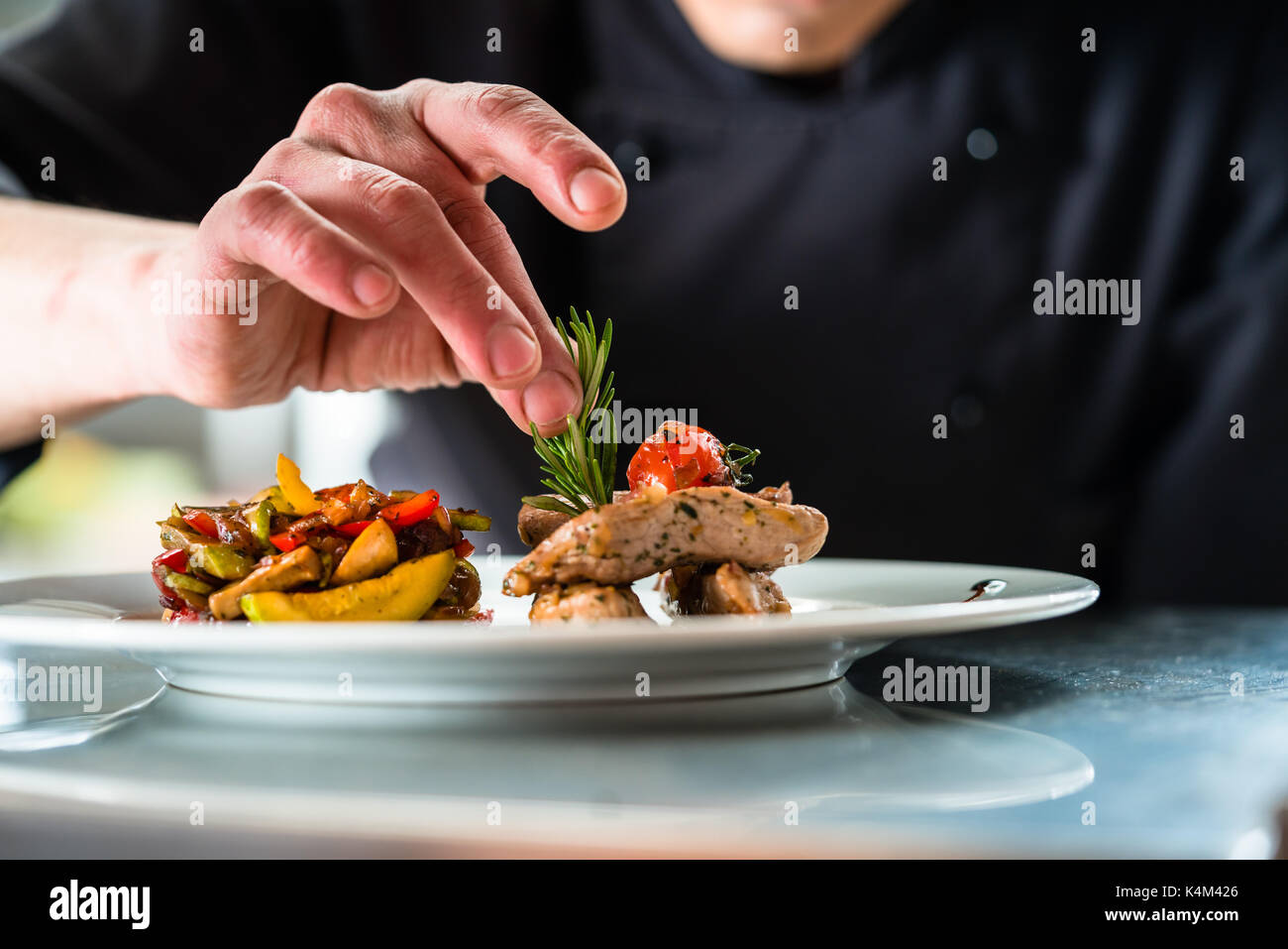 Chef di finitura e la farcitura di prodotti alimentari ha preparato Foto Stock