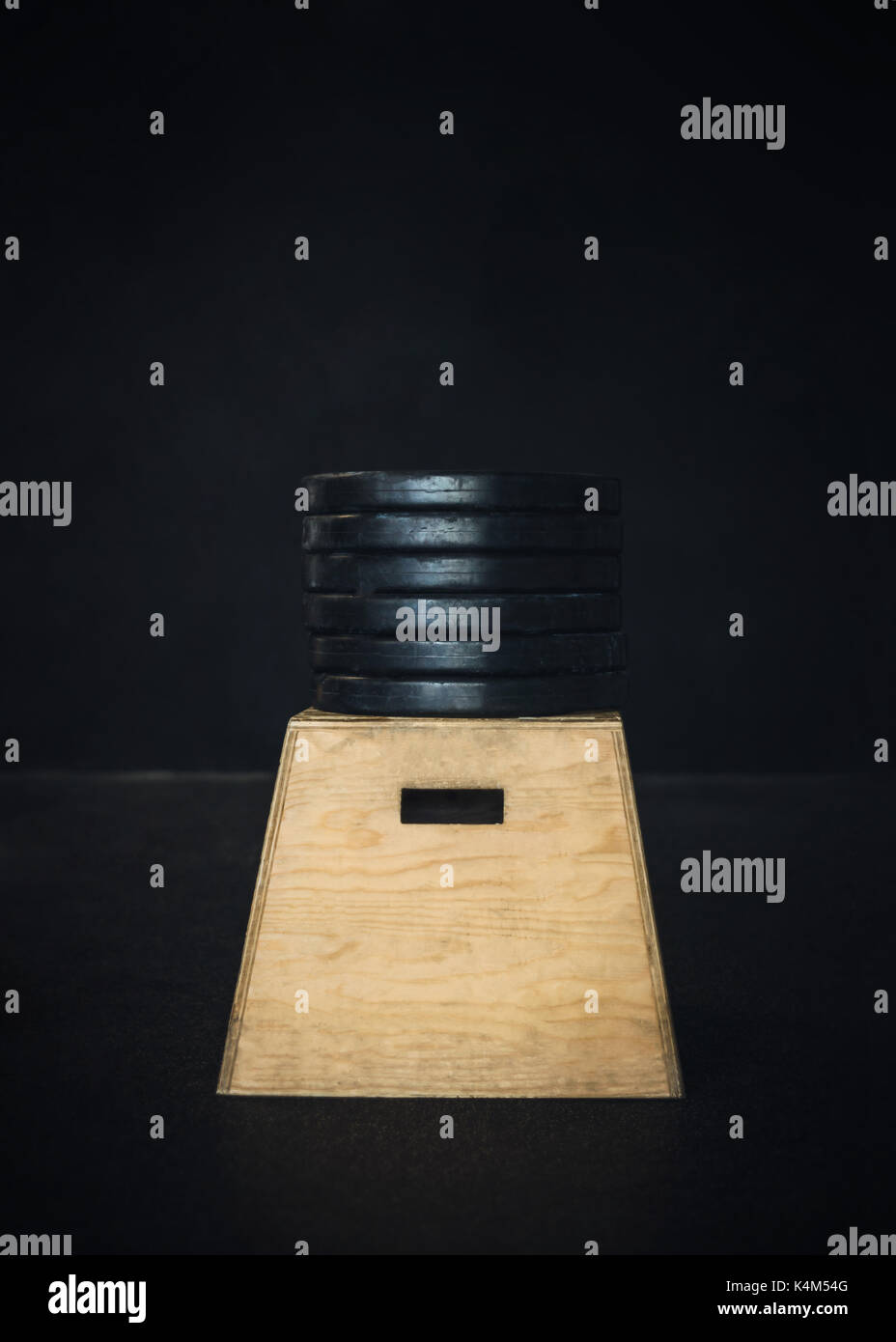 Scatola di legno con pesi impilati. Una configurazione di attrezzature sportive utilizzati per la casella salta in fitness e sport training come Crossfit. Foto Stock