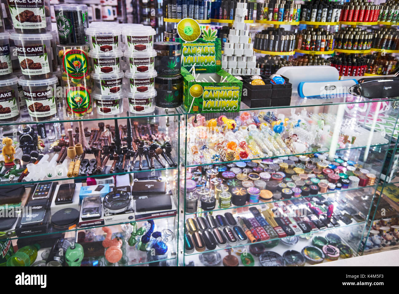 Amsterdam, Paesi Bassi - 05 settembre 2017: finestra di un coffee shop visualizza. smartshop. amsterdam, Paesi Bassi Foto Stock