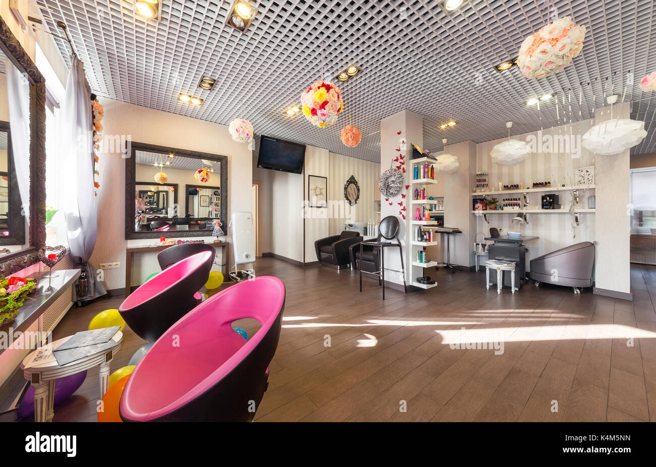 Interno del lussuoso salone di bellezza philosofiya stilya. La sala principale Foto Stock