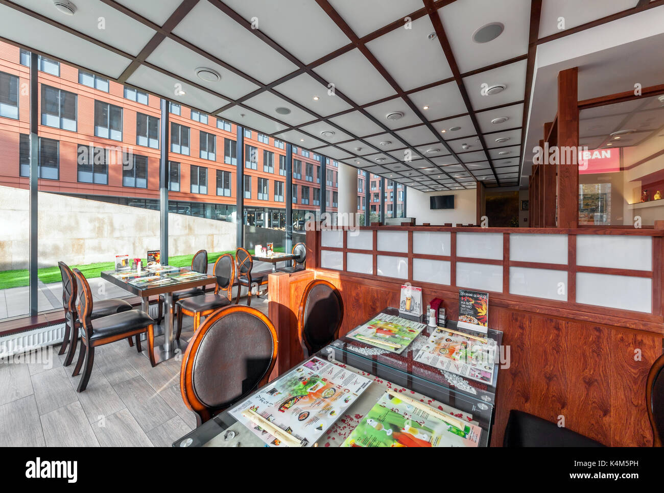 L'interno è moderno ristorante giapponese ichiban boshi. La sala principale con finestra panoramica Foto Stock
