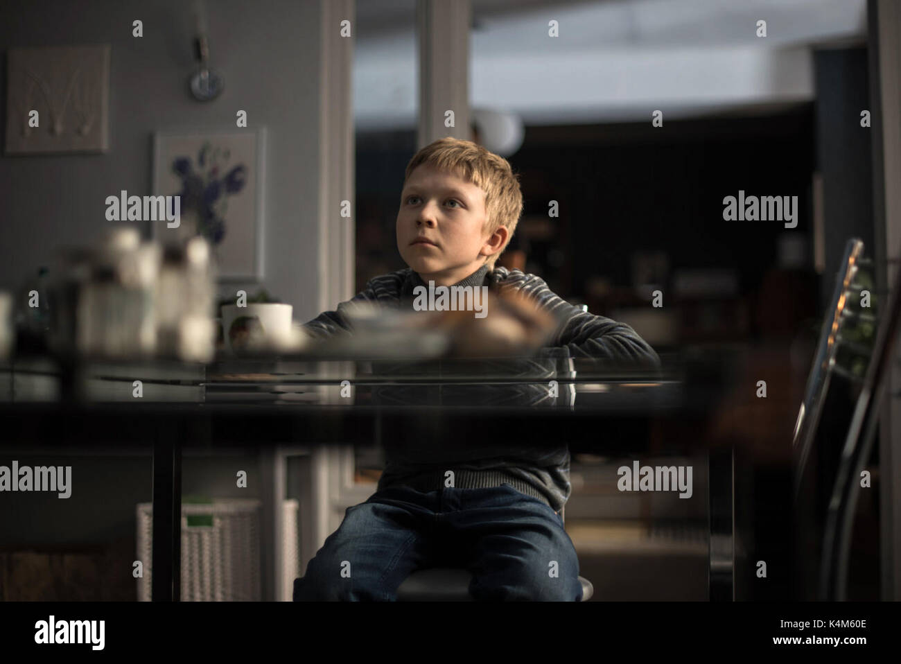 Loveless (Nelyobov) è un 2017 teatro russo film diretto da ANDREY ZVYAGINTSEV. La storia riguarda due genitori separati che vivono oltre la cui affezioni sono a lungo dimenticato e la cui relazione è diventata loveless. Questa fotografia è per il solo uso editoriale ed è il copyright del film company e/o il fotografo assegnato dal film o società di produzione e può essere riprodotto solo da pubblicazioni in congiunzione con la promozione del film di cui sopra. Un credito per il film company è richiesto. Il fotografo deve anche essere accreditato quando noto. Foto Stock