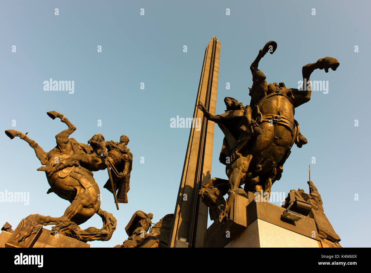 Monumento assenevs, o il monumento di asenevci a Veliko Tarnovo è dedicata all'ASEN fratelli che ha liberato la Bulgaria dai bizantini. Foto Stock