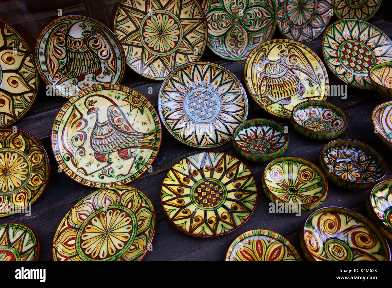 La ceramica in vendita a Veliko Tarnovo città vecchia con disegni tradizionali. Foto Stock