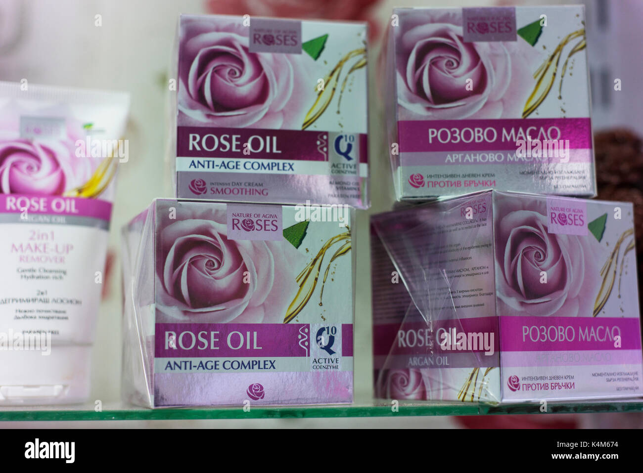 Olio di Rosa, promosso per la lotta contro l'invecchiamento, in vendita a Veliko Tarnovo. La Bulgaria è stata la produzione di olio di rosa per secoli nella valle delle rose. Foto Stock