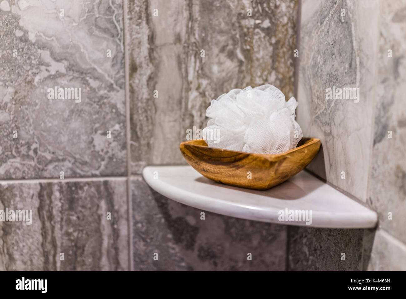 Primo piano di staging doccia pouf spazzola in pietra di moderno bagno  grigio in casa modello, appartamento o casa Foto stock - Alamy