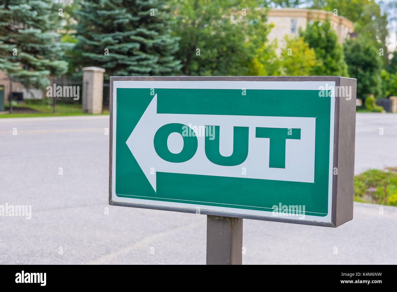 Verde e bianco illuminato in plastica segno che indica il modo corretto di un parcheggio. Foto Stock