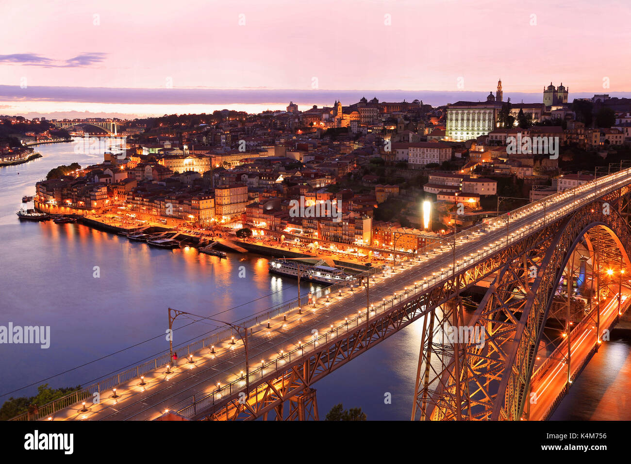 Porto skyline e fiume Douro al tramonto con il dom Luis i ponte sul primo piano, Portogallo Foto Stock