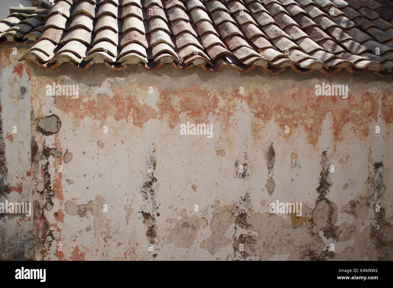 Il vecchio muro rotto la texture su tetto tegola. astratta sfondo vintage. Foto Stock