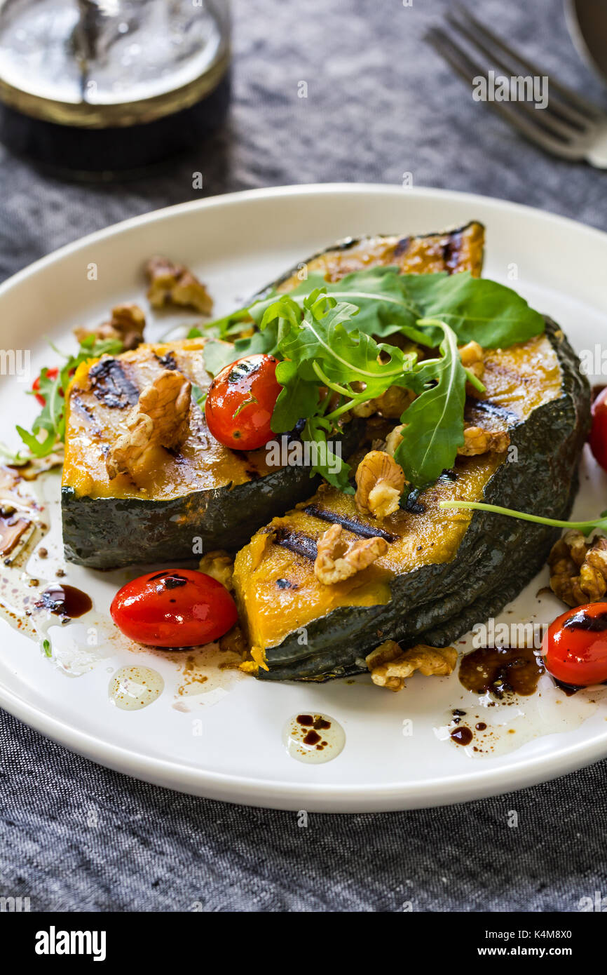 Zucca alla griglia con pomodoro ciliegino ,Rocket, e noce con insalata di condimento balsamico Foto Stock