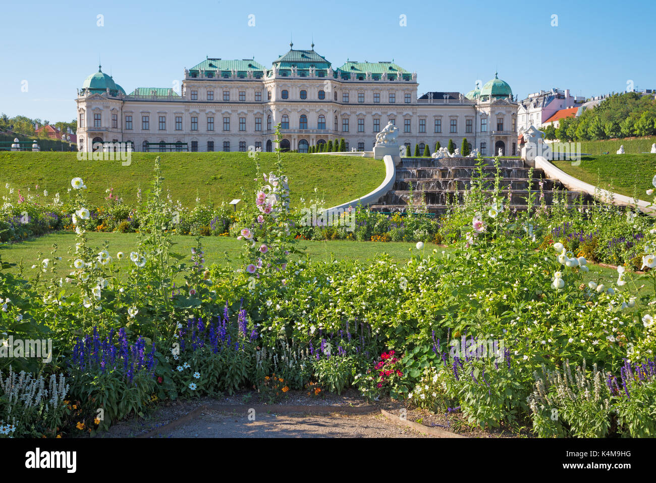 Vienna, Austria - 30 luglio 2014: la fontana e il giardino del palazzo del Belvedere in mattina. Foto Stock