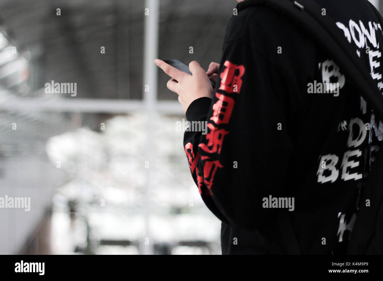 L'uomo usa il suo telefono in ufficio Foto Stock