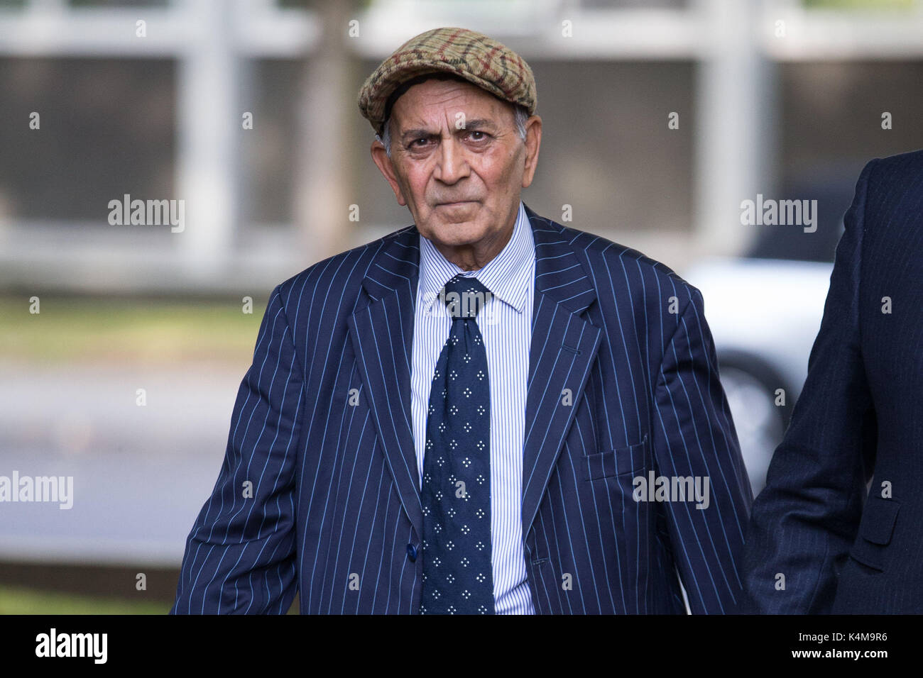 Kailash Chander, 79, arriva a Coventry Corte dei Magistrati dove egli è caricato con due conteggi di provocare la morte per guida pericolosa e causando gravi lesioni da guida pericolosa. Le tariffe si riferiscono ad un crash in Trinity Street, Coventry, nel mese di ottobre del 2015 che ha provocato la morte di otto-anno-vecchio Rowan Fitzgerald, un passeggero sul bus, e pedonale Hancox Dora. Foto Stock