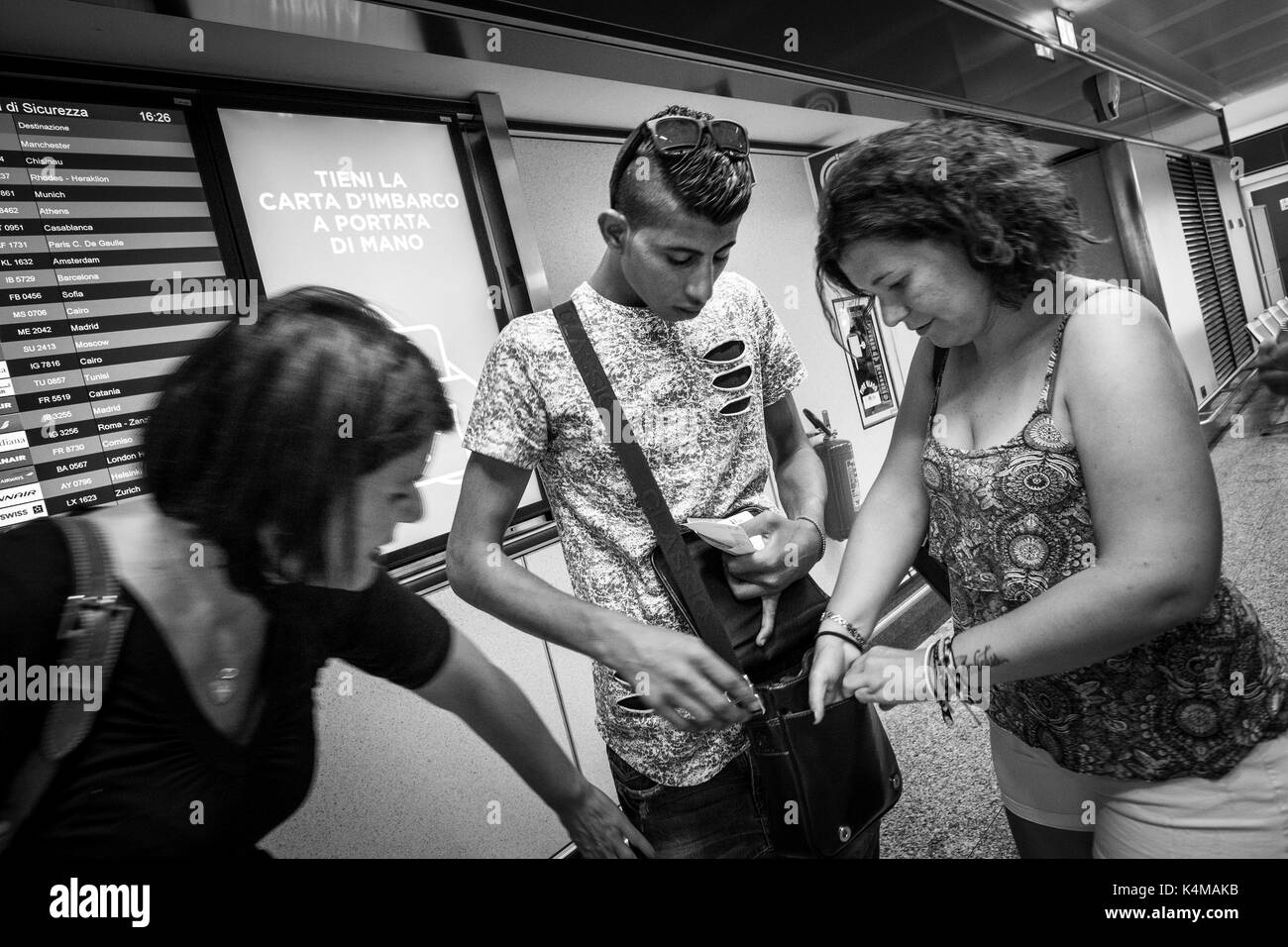 L'Italia, Milano, dall'aeroporto di Malpensa, giovani migranti egiziano torna al suo paese dopo cinque anni di distanza dalla famiglia Foto Stock