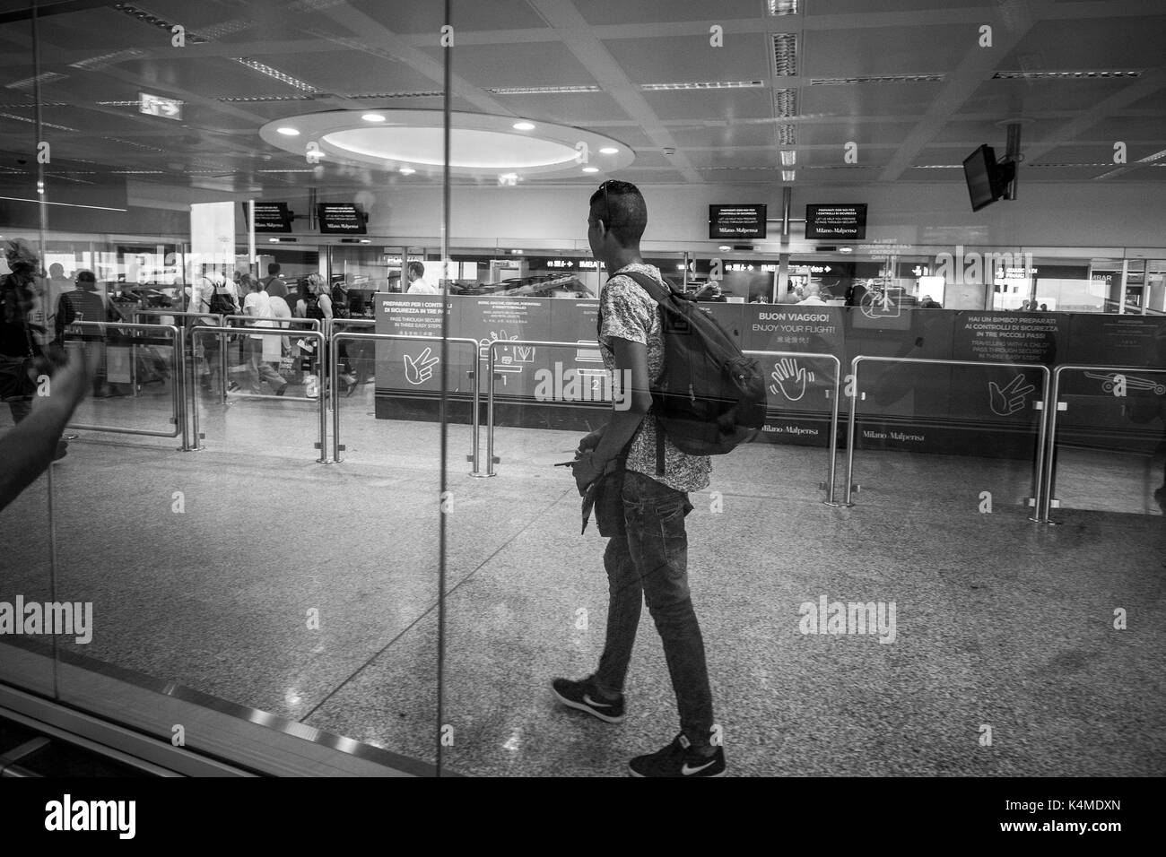 L'Italia, Milano, dall'aeroporto di Malpensa, giovani migranti egiziano torna al suo paese dopo cinque anni di distanza dalla famiglia Foto Stock