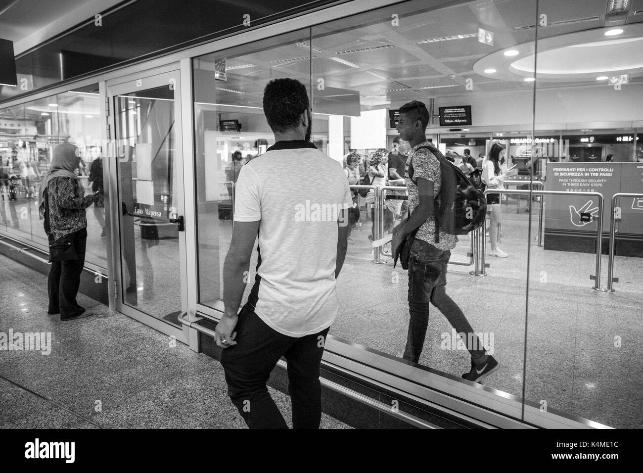 L'Italia, Milano, dall'aeroporto di Malpensa, giovani migranti egiziano torna al suo paese dopo cinque anni di distanza dalla famiglia Foto Stock
