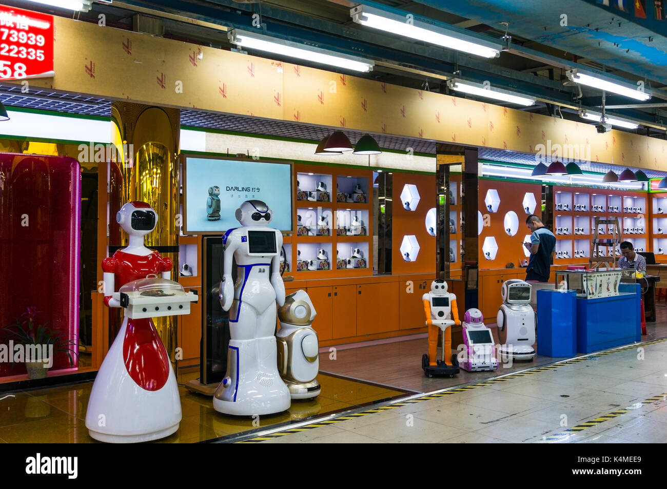 Robot per la vendita in un negozio di vendita al dettaglio in huaqiangbei area di Shenzhen, Guangdong, Cina Foto Stock Robot per la vendita in un negozio di vendita al dettaglio in huaqiangbei area di Shenzhen, Guangdong, Cina Foto Stock