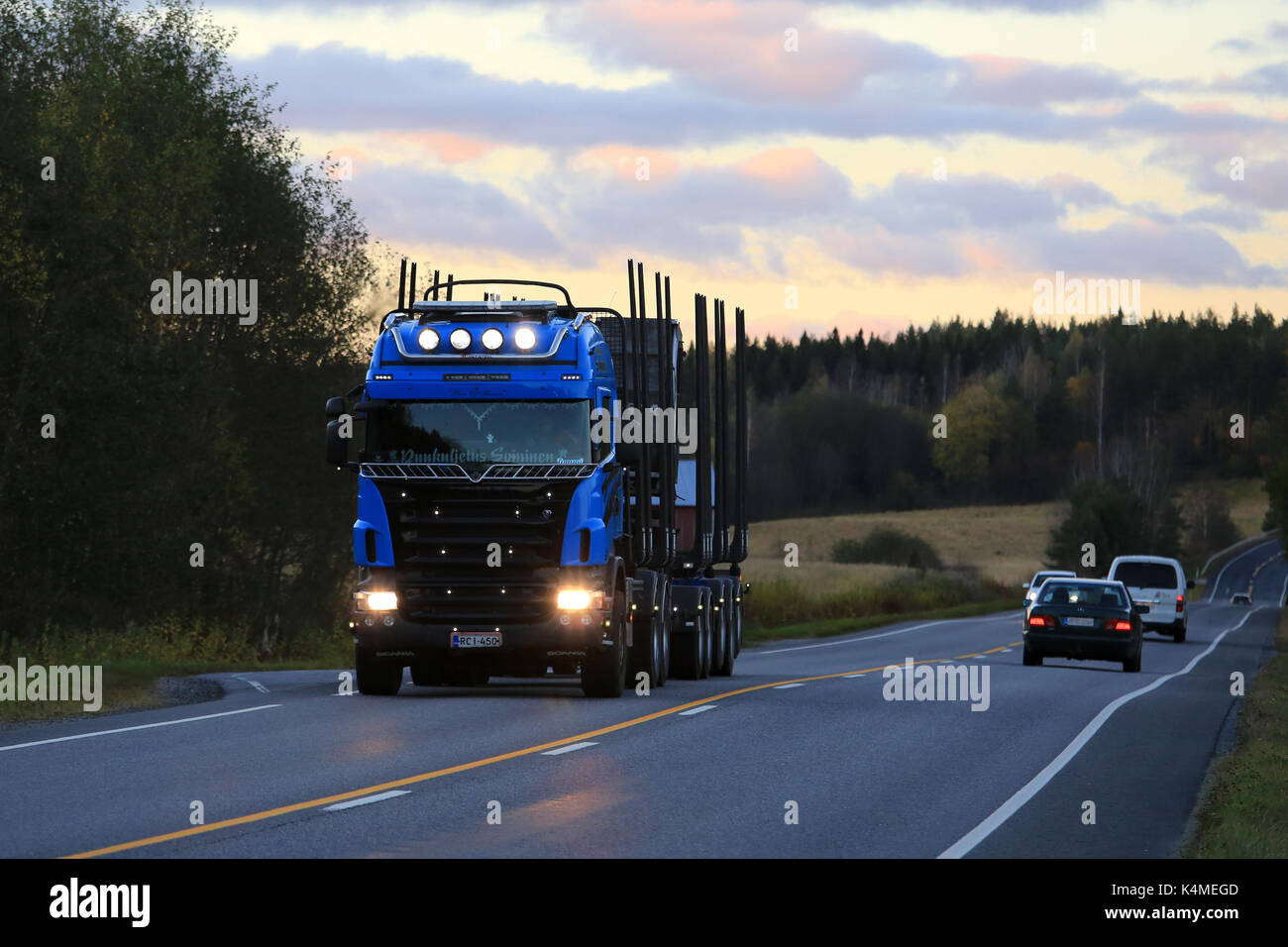 7 ottobre 2016: blu scania r carrello registrazione di puukuljetus soininen lampeggia fari abbaglianti su strada momentaneamente al ritorno da erogare un ti Foto Stock