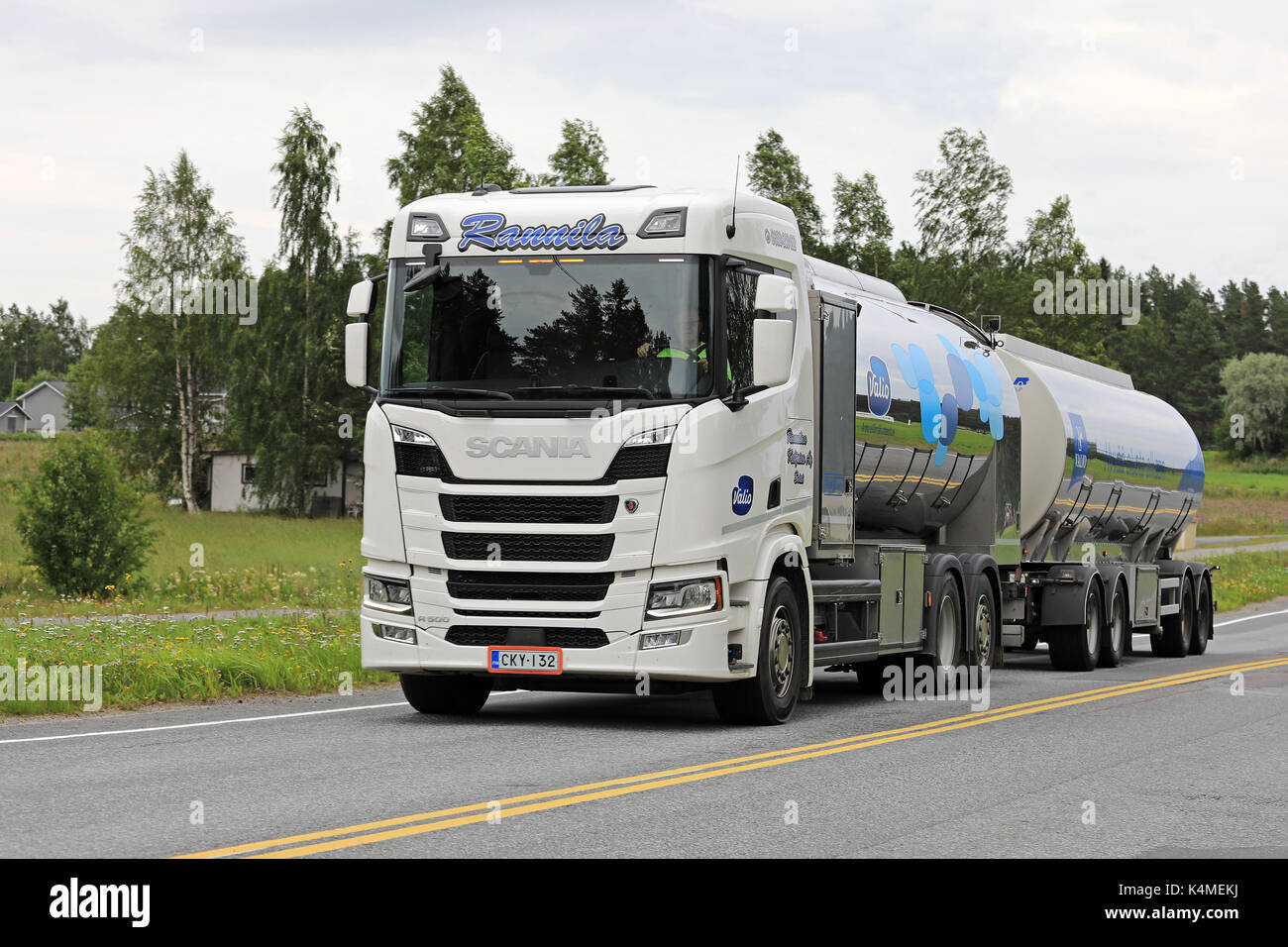Kuortane, Finlandia - 12 agosto 2017: bianco di prossima generazione di Scania R500 serbatoio del latte carrello di trasporto rannila valio latte lungo l'autostrada in estate. Foto Stock