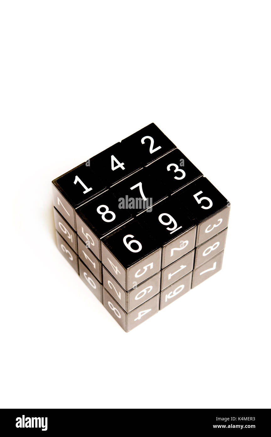 Cubo nero con numeri bianchi sulle sue facce Foto Stock