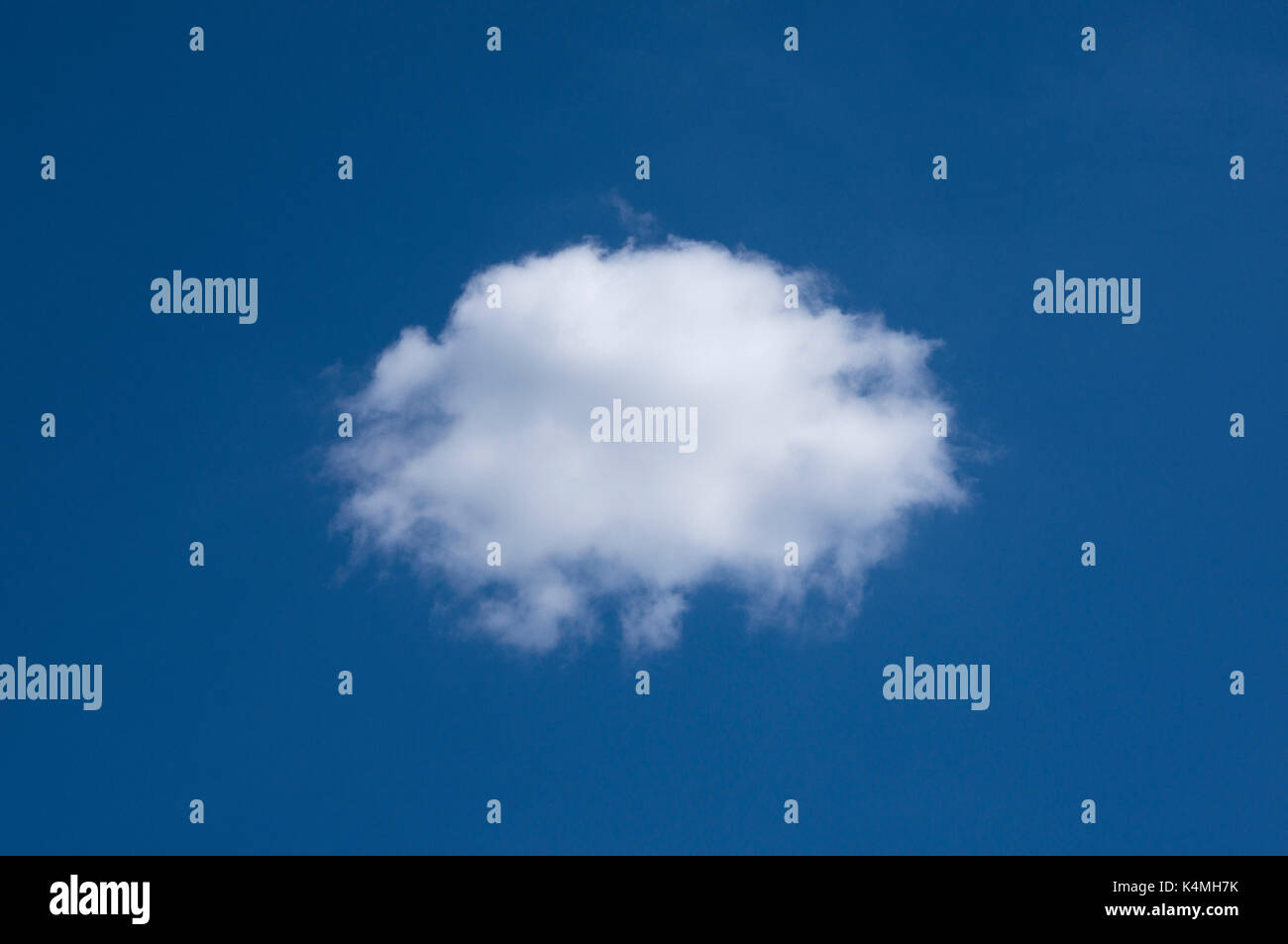 Singola bianco soffice nuvola sul cielo blu chiaro. Foto Stock